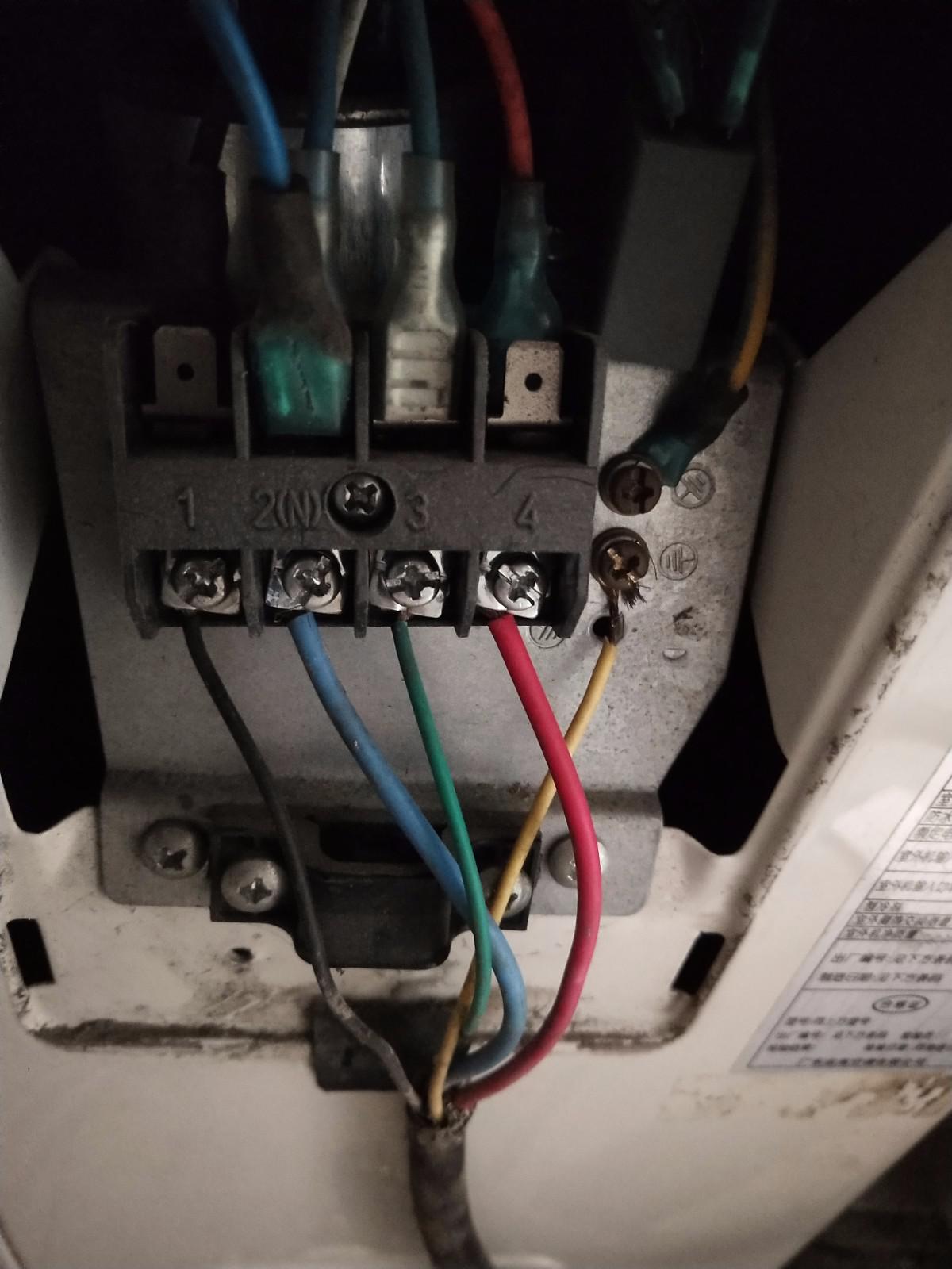 二．空调插头的三根线怎么连接到插头上？