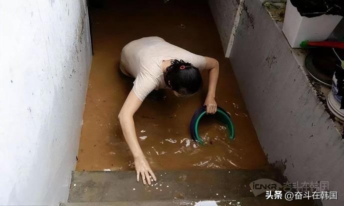 韩国暴雨 首尔上演现实版《寄生虫》，残酷画面堪比电影的图片 -第2张