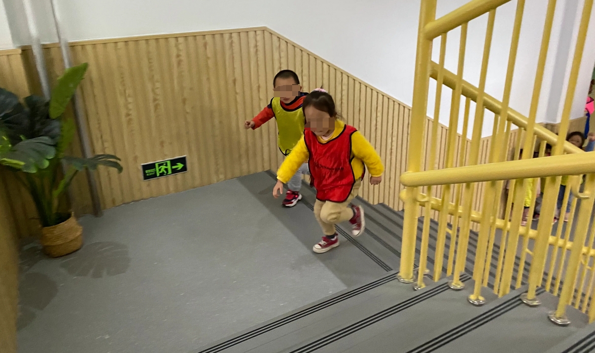 爬楼梯运动的正确姿势方式，如何做到不伤膝盖